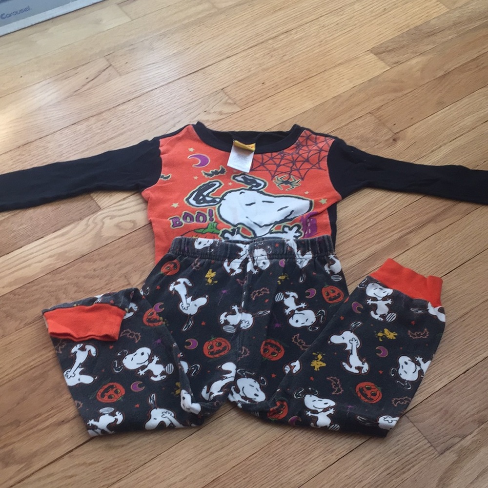 ➡️2/$10!⬅️ Halloween themed snoopy pj set